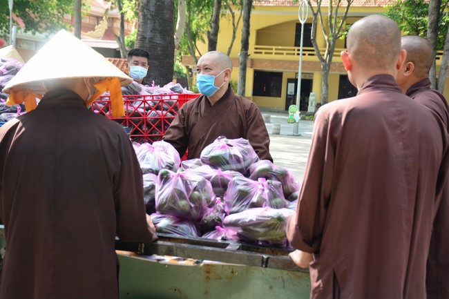 Continuing to support people in need in the Covid-19 pandemic of Hoang Phap Pagoda (series 4)